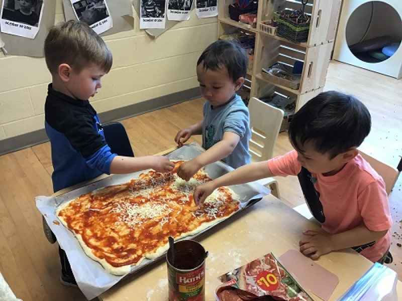 children making pizza
